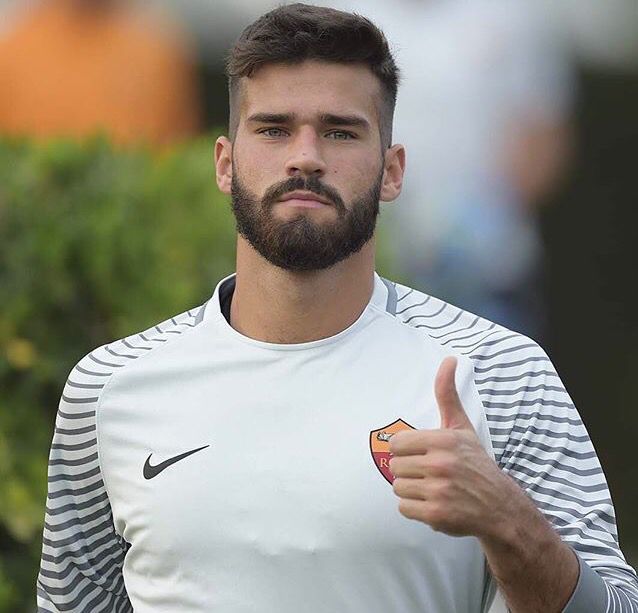 Alisson Ramses Becker, portero brasileño del Liverpool, mostrando su carisma tropical y seguridad bajo los palos