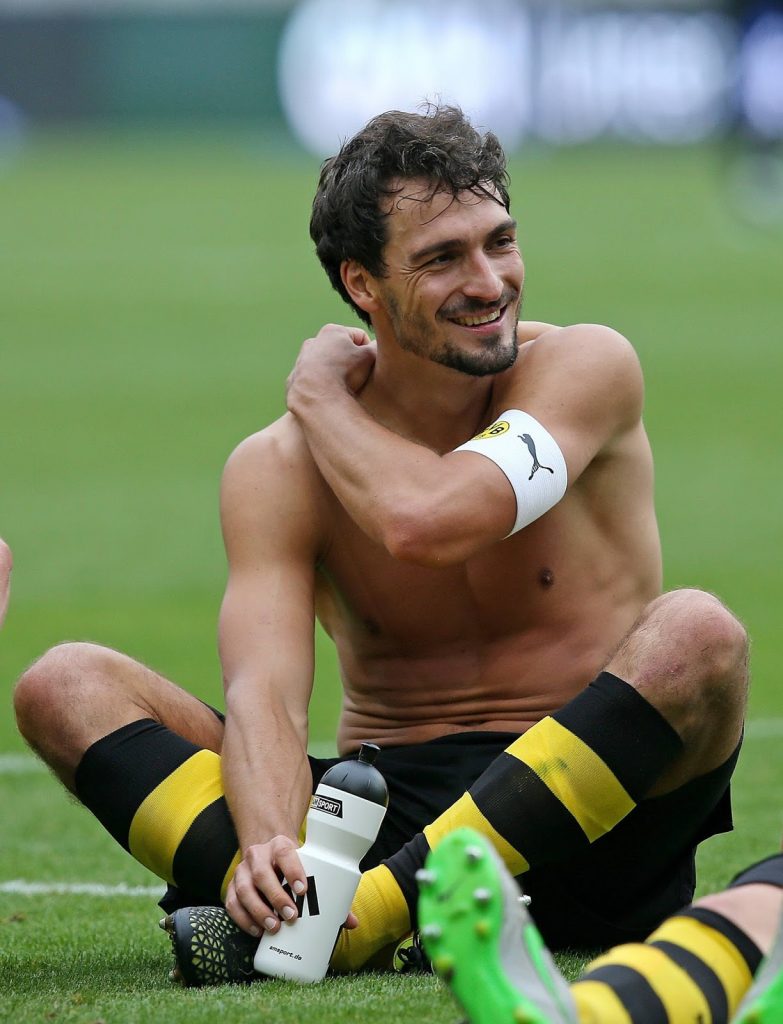 Mats Hummels, defensor alemán del Borussia Dortmund, con su característico estilo elegante y seguro