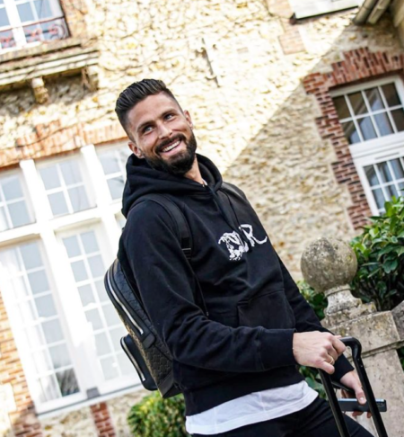 Olivier Giroud, delantero francés del AC Milan, con su elegancia gala y experiencia de veterano