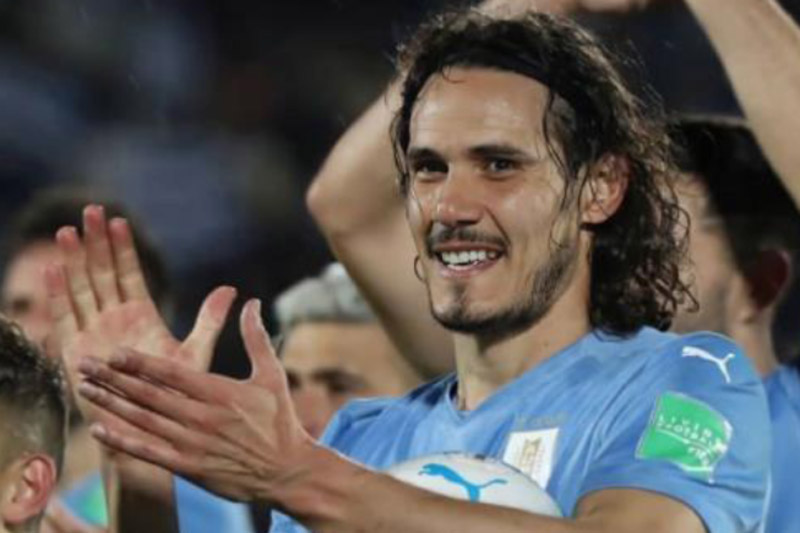 Edinson Cavani, delantero uruguayo del Valencia, mostrando su atractivo y experiencia futbolística