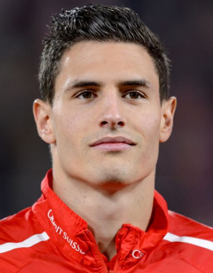 Fabian Schär, defensor suizo del Newcastle United, luciendo su atractivo y profesionalismo