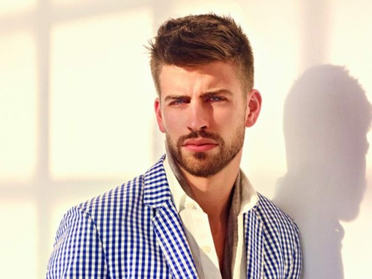 Gerard Piqué, defensor español del FC Barcelona, mostrando sus característicos ojos azules y presencia imponente