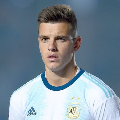 Giovani Lo Celso, centrocampista argentino del Villarreal, mostrando su juventud y talento sudamericano