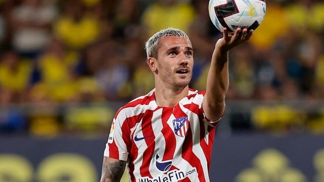 Antoine Griezmann, delantero francés del Atlético de Madrid, luciendo su sonrisa carismática y estilo único