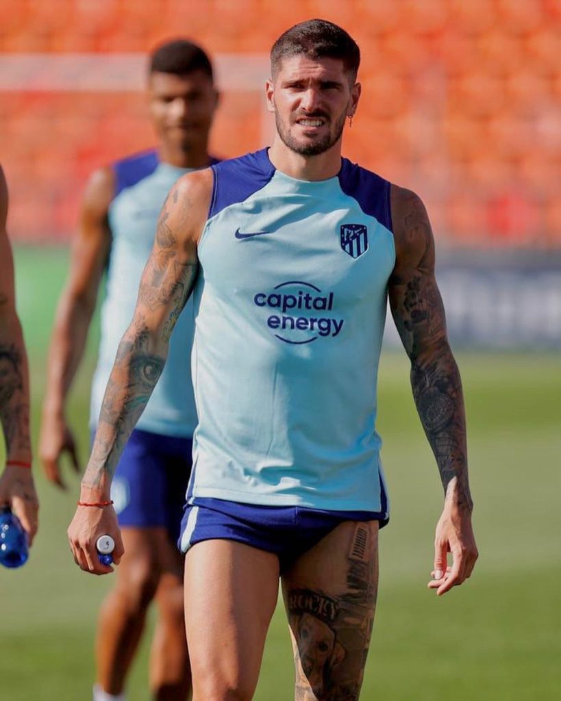 Rodrigo de Paul, centrocampista argentino del Atlético de Madrid, posando con elegancia y carisma