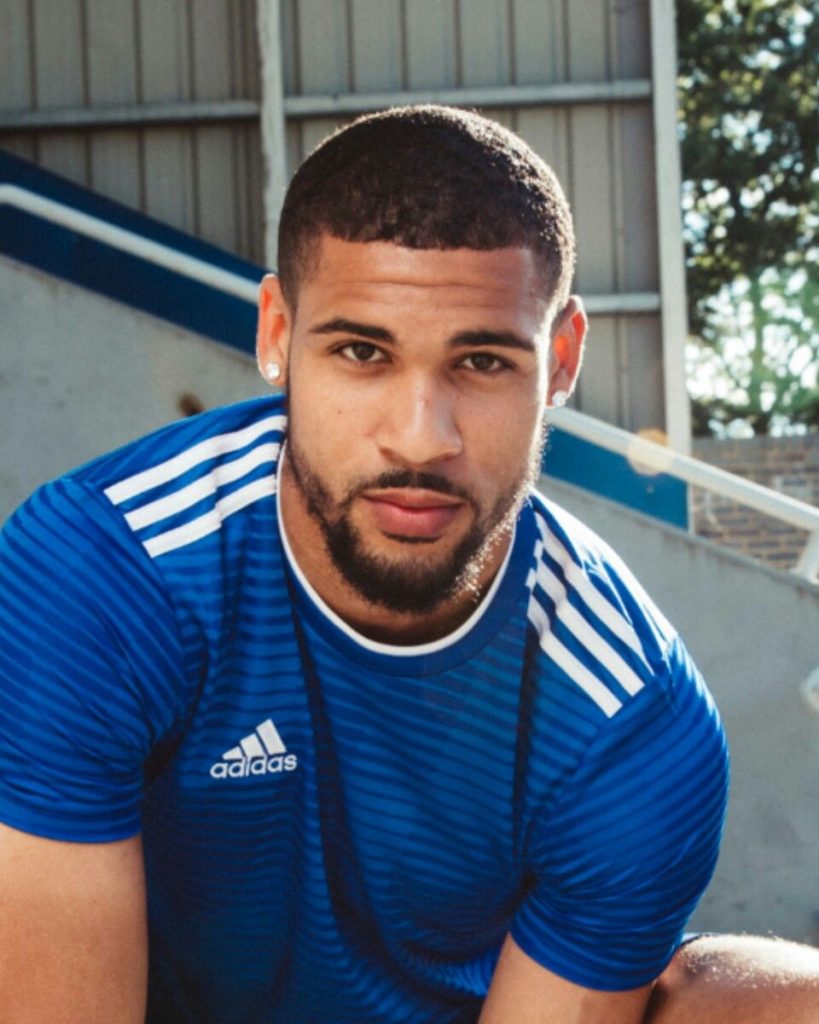 Ruben Loftus-Cheek, centrocampista inglés del Chelsea, mostrando su elegancia natural y porte atlético