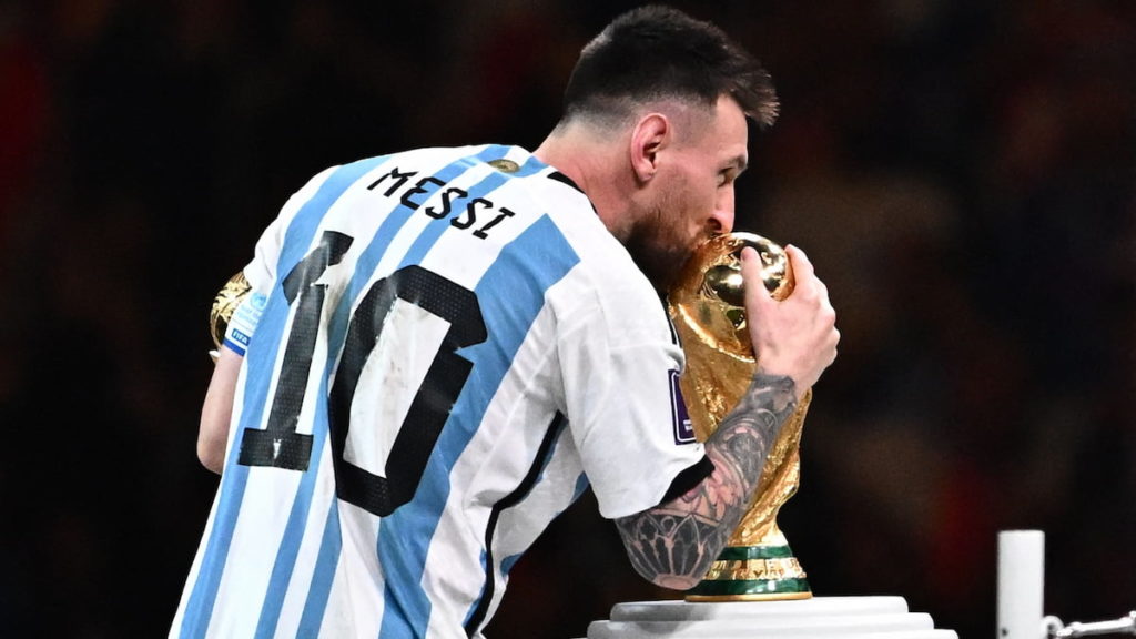 mujer que le dio el emotivo abrazo a Messi al terminar Qatar 2022