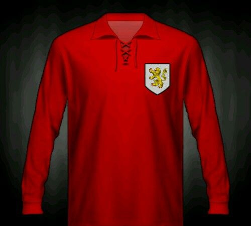 Camiseta retro roja con escudo de león rampante en el pecho
