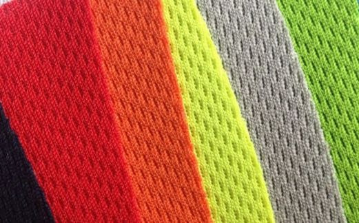Muestras de telas deportivas tipo mesh en varios colores