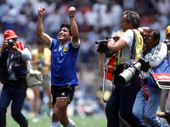 a que edad se retiro maradona