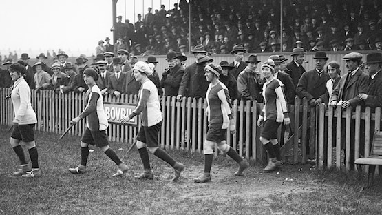 Foto Antigua de un partido de futbol femenino donde se invento el futbol