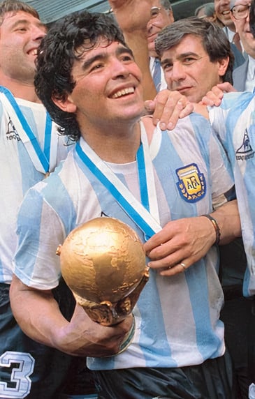 Diego Maradona sonriente con la Copa del Mundo en sus manos tras consagrarse campeón con Argentina en 1986