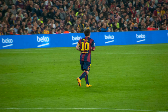 Lionel Messi corriendo en el Camp Nou con la camiseta número 10 del FC Barcelona durante un partido