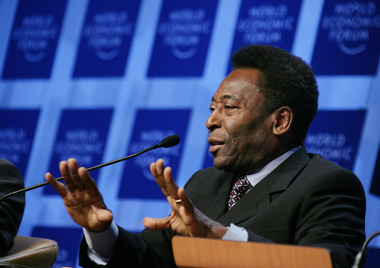 Pelé hablando durante una conferencia del Foro Económico Mundial, vestido con traje y corbata