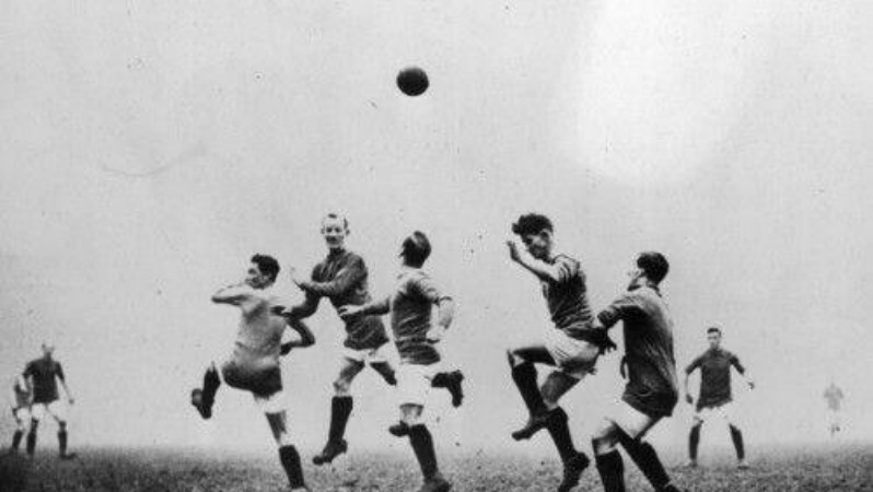 Partido de fútbol antiguo en blanco y negro que representa los orígenes del fútbol moderno en Inglaterra