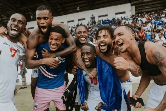 Jugadores de la selección de Cabo Verde celebrando su histórica clasificación al Mundial 2026 con emoción y alegría frente a su público.