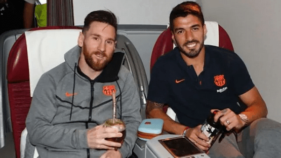 Lionel Messi tomando mate con Luis Suárez durante un viaje con el FC Barcelona