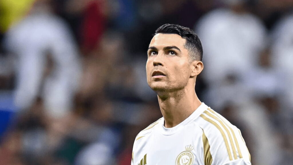 Cristiano Ronaldo con la camiseta de Al-Nassr mirando hacia arriba en un estadio