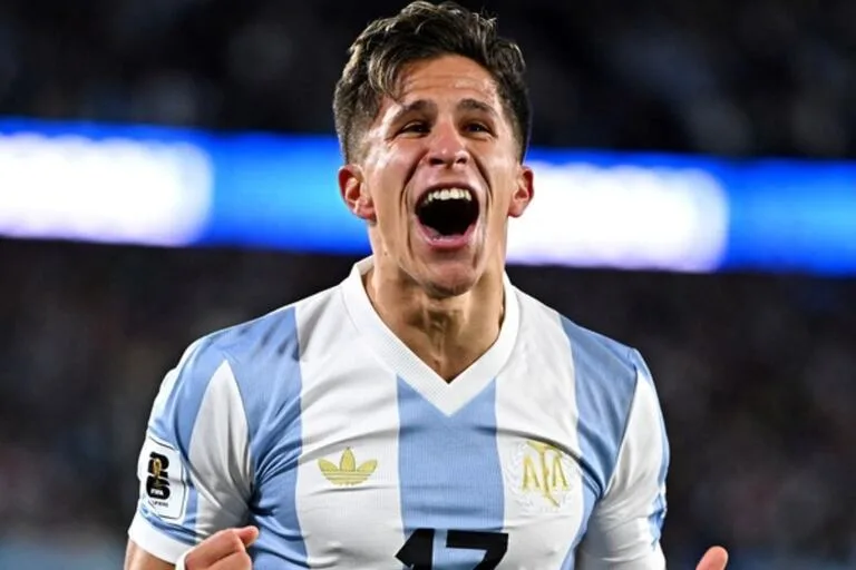 Giuliano Simeone celebrando un gol con la Selección Argentina.