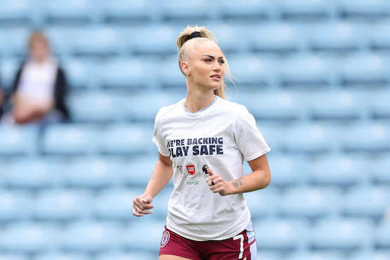 Alisha Lehmann entrenando en el campo antes de un partido de liga femenina.