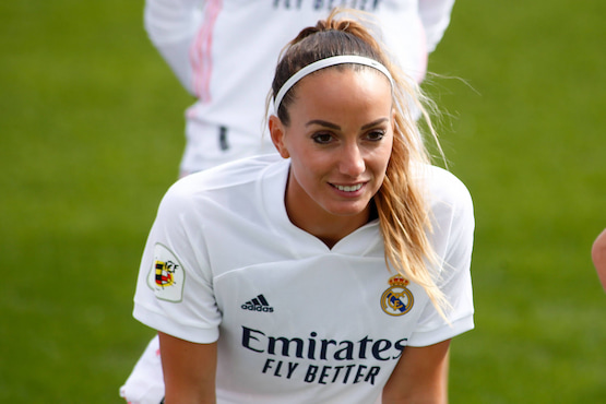 Kosovare Allsani durante la previa de un partido de la liga femenina