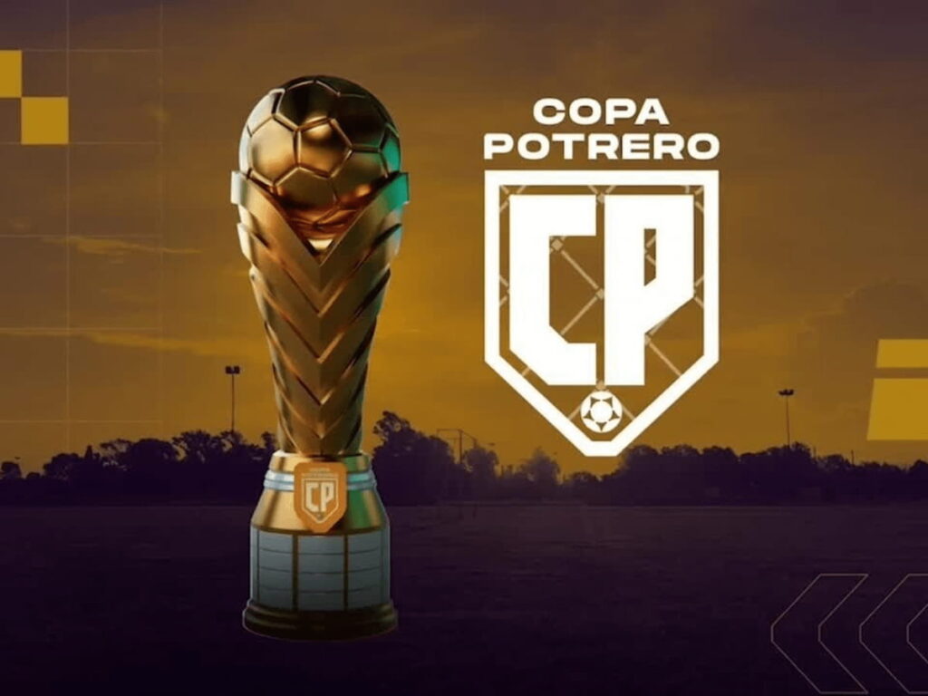 Trofeo dorado de la Copa Potrero, torneo del fútbol amateur argentino. Trofeo dorado de la Copa Potrero sobre fondo anaranjado al atardecer con el logo del torneo.