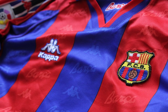 Camiseta retro del FC Barcelona con escudo bordado y diseño azulgrana. Camiseta del FC Barcelona con franjas azulgranas, escudo bordado y logo de Kappa.
