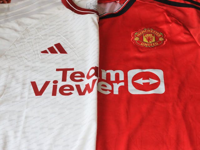 Camisetas de fútbol del Manchester United en colores rojo y blanco con logos y detalles oficiales.