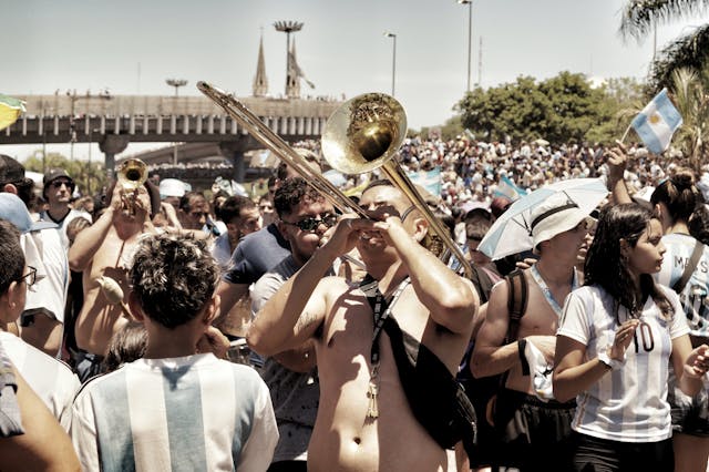 Hinchas argentinos celebrando en el Obelisco rumbo al Mundial 2026. Hinchas argentinos celebrando en la calle con banderas y música durante una multitudinaria fiesta popular.