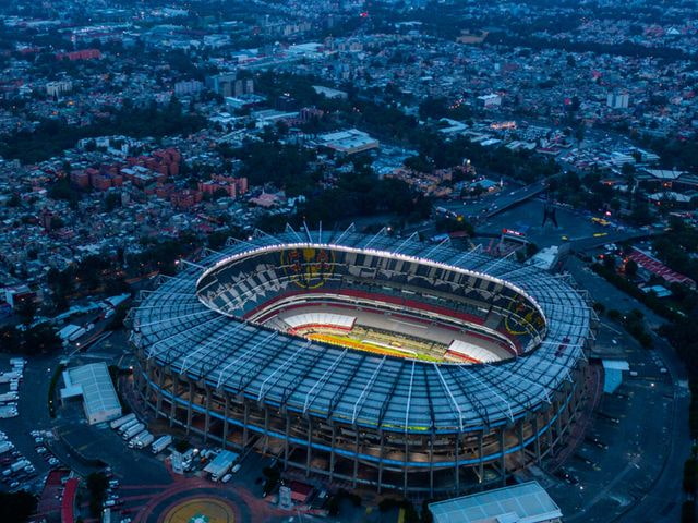 Vista aérea nocturna del Estadio Azteca en Ciudad de México, una de las sedes del Mundial 2026.
