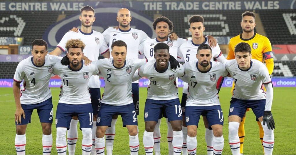 Selección de fútbol de Estados Unidos posando en equipo antes de un partido, símbolo del potencial del país como anfitrión del Mundial 2026.