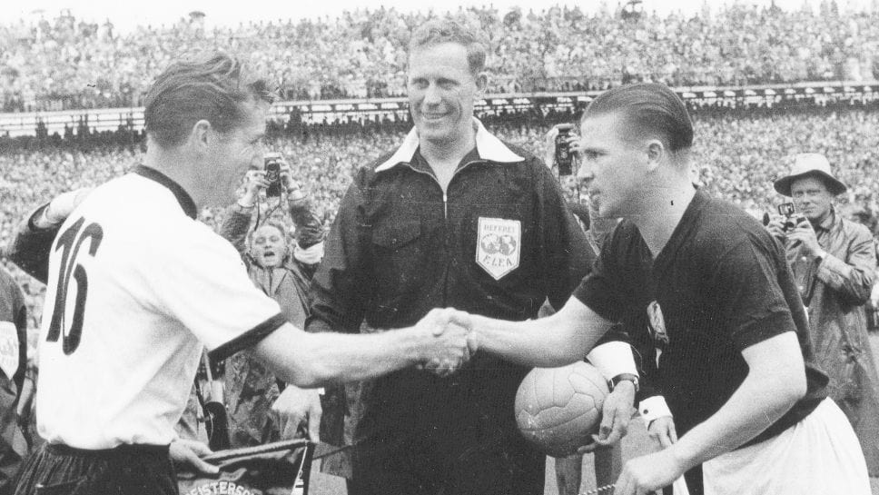 Capitanes de Alemania y Hungría se saludan antes de la final del Mundial 1954, escenario de una de las mayores remontadas de la historia.