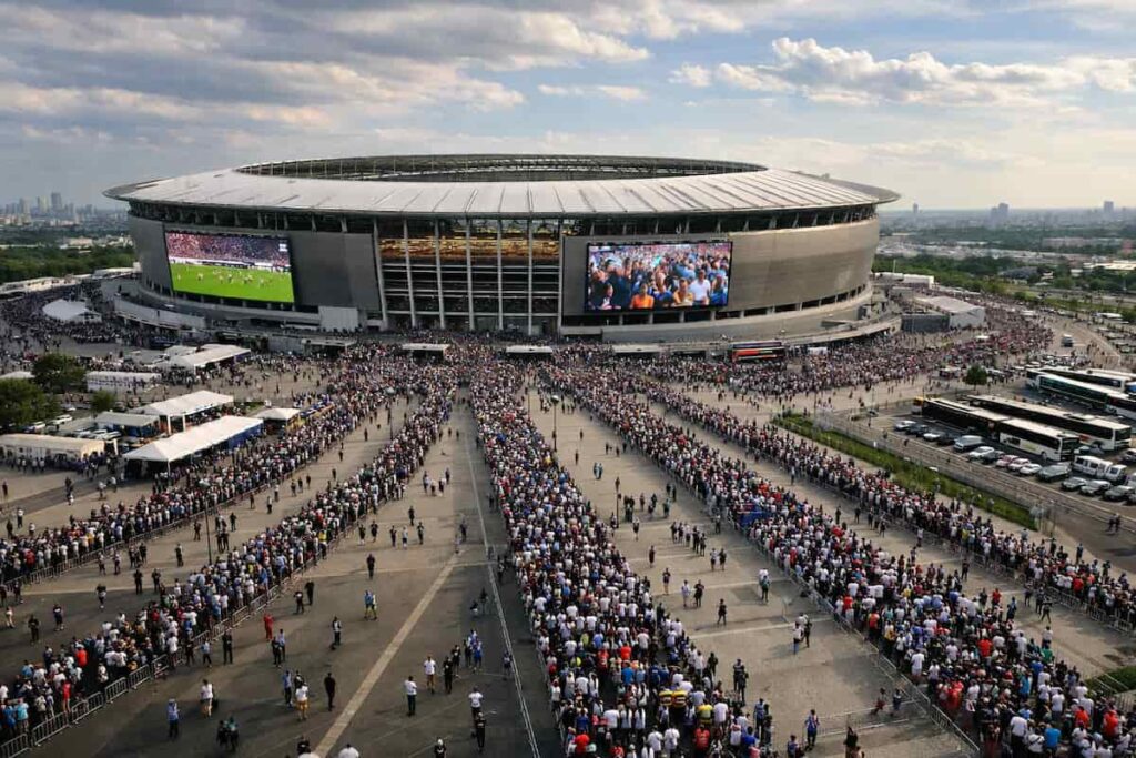 Filas de aficionados en estadio del Mundial 2026 tras la baja de precios de entradas Miles de personas haciendo fila para ingresar a un estadio de fútbol en un evento internacional previo al Mundial 2026.