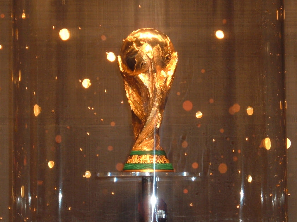 Trofeo de la Copa del Mundo exhibido en una vitrina iluminada.