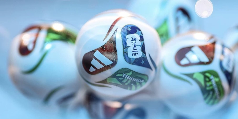 Bolillas del sorteo del Mundial con el logo de FIFA en primer plano.