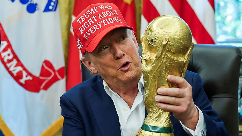 Donald Trump sosteniendo una réplica del trofeo de la Copa del Mundo.