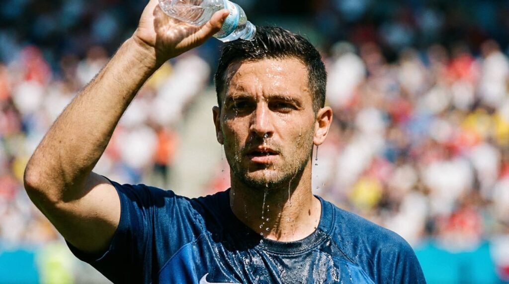 Jugador se refresca con agua durante un partido bajo altas temperaturas, una escena que explica por qué el calor será clave en el Mundial 2026